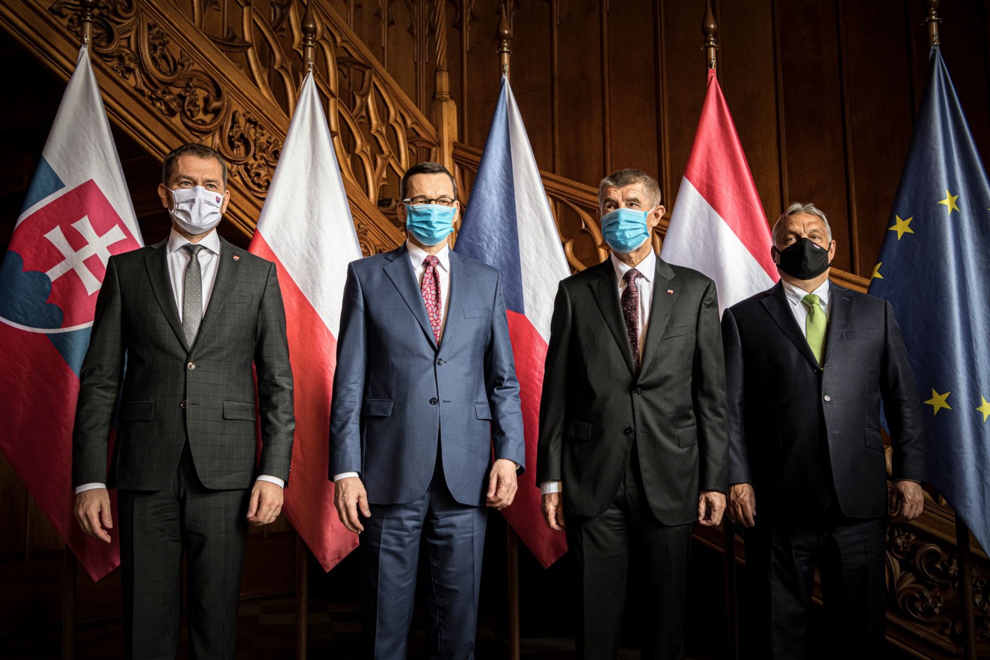 Fotó: MTI/Miniszterelnöki Sajtóiroda Igor Matovic szlovák, Mateusz Morawiecki lengyel, Andrej Babis cseh és Orbán Viktor magyar miniszterelnök (b-j) a visegrádi országok (V4) kormányfői csúcstalálkozóján a csehországi Lednicében