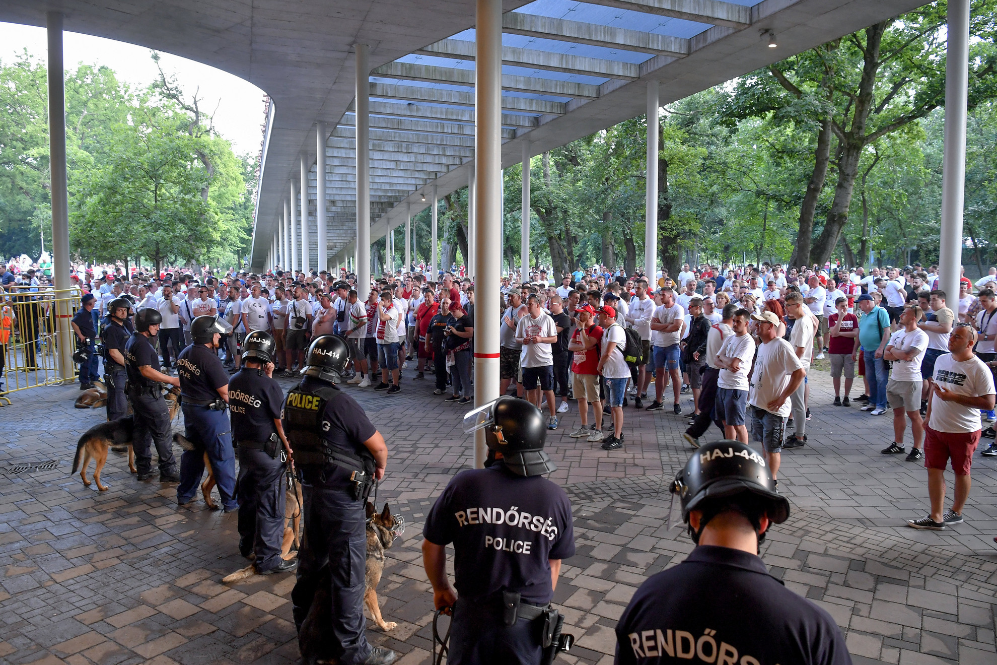 Debreceni szurkolók és rendőrök a labdarúgó OTP Bank Liga 33., utolsó fordulójában játszott Debreceni VSC - Paksi FC mérkőzés után a debreceni Nagyerdei Stadionnál 2020. június 27-én