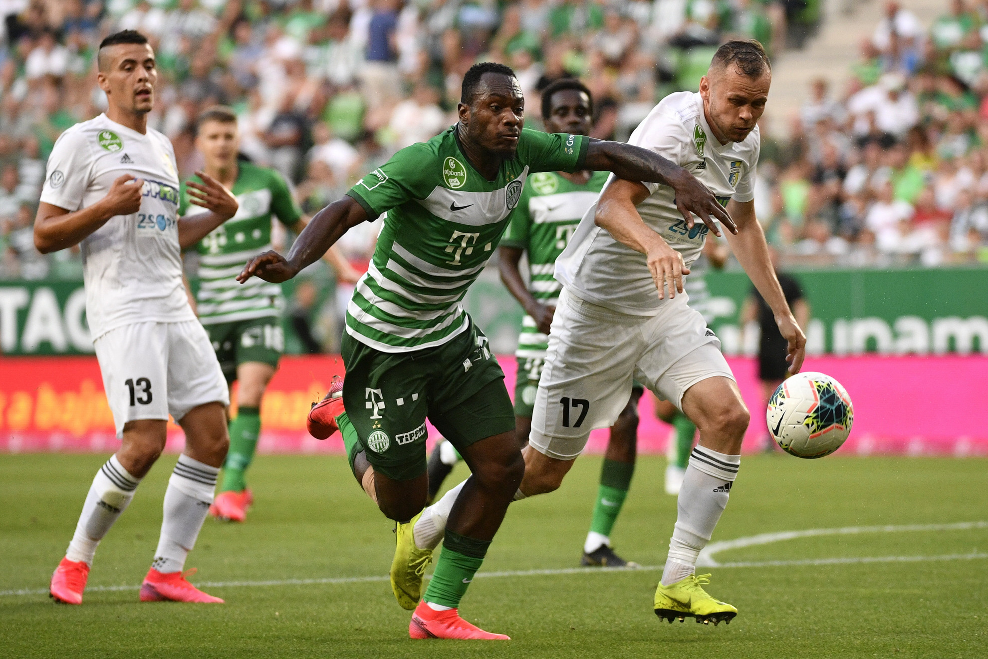 A ferencvárosi Sylvestre Bi Boli (k), a mezőkövesdi Pillár Róbert (j) és Berecz Zsombor (b) a labdarúgó OTP Bank Liga 33., utolsó fordulójában játszott Ferencvárosi TC -Mezőkövesd Zsóry FC mérkőzésen a Groupama Arénában 2020. június 27-én