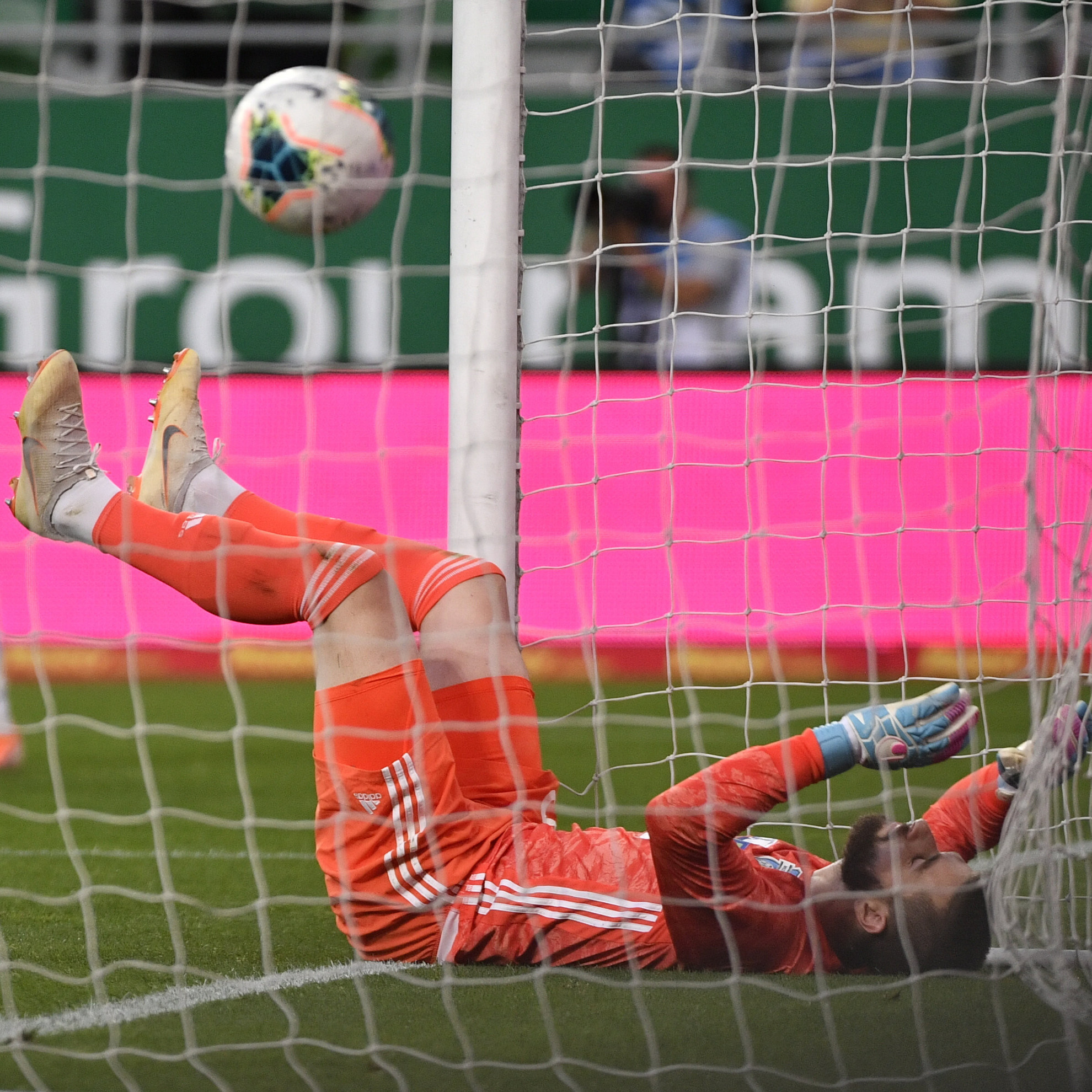 A mezőkövesdi Szappanos Péter kapus, miután gólt kapott a labdarúgó OTP Bank Liga 33., utolsó fordulójában játszott Ferencvárosi TC -Mezőkövesd Zsóry FC mérkőzésen a Groupama Arénában 2020. június 27-én