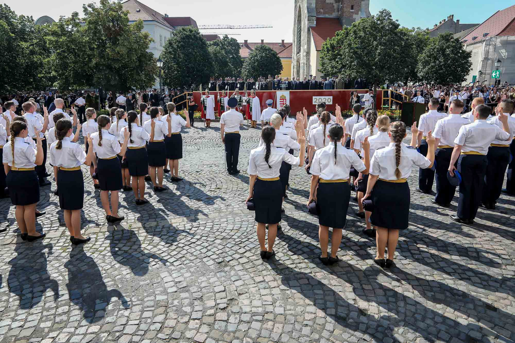 102 hallgató tett tiszti esküt a Szent Korona másolata és a történelmi zászlók előtt