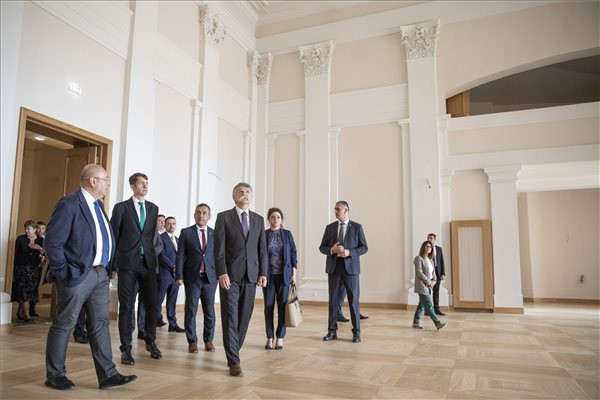 Fotó: MTI/Rosta Tibor Kövér László, az Országgyűlés elnöke (k) megtekinti a szabadkai Népszínház épületét 2020. június 11-én. Mellette Pásztor István, a Vajdasági Magyar Szövetség (VMSZ) elnöke (b3), Pásztor Bálint, a Vajdasági Magyar Szövetség alelnöke (b4), Potápi Árpád János, a Miniszterelnökség nemzetpolitikáért felelős államtitkára (b7) és Horvát Tímea, Szabadka alpolgármestere (j4)