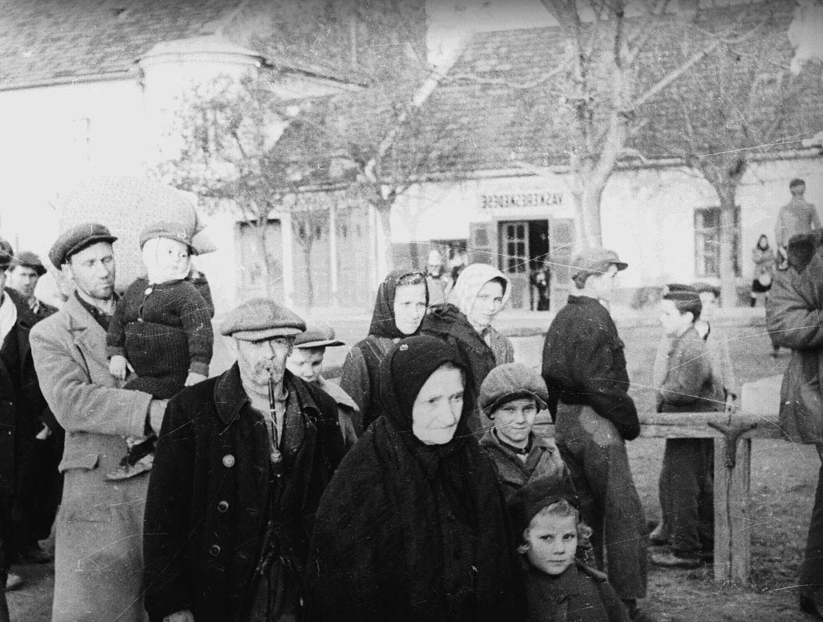 Az 1946. február 27-én aláírt lakosságcsere-egyezmény alapján felvidéki magyarokat telepítettek át a trianoni Magyarországra. Annyi magyar kényszerült elhagyni szülőföldjét, ahány szlovák önként hajlandó volt átköltözni Csehszlovákiába. Képünkön áttelepített magyarok várják elhelyezésüket