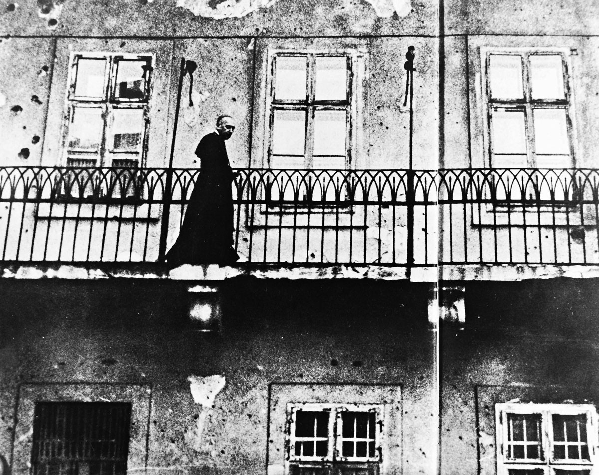 Mindszenty Józsefet üldözték a nyilasok és a kommunisták is, megtörni egyik sem tudta. Élete végéig sziklaszilárdan elutasított minden elvtelen, erkölcstelen és megalázó kompromisszumot