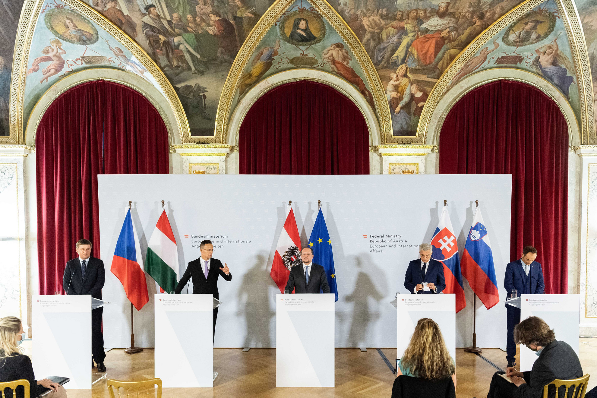 Fotó: MTI/KKM/Borsos Mátyás Szijjártó kiemelte, hogy Közép-Európa sikerrel zárta a járvány elleni védekezés első szakaszát
