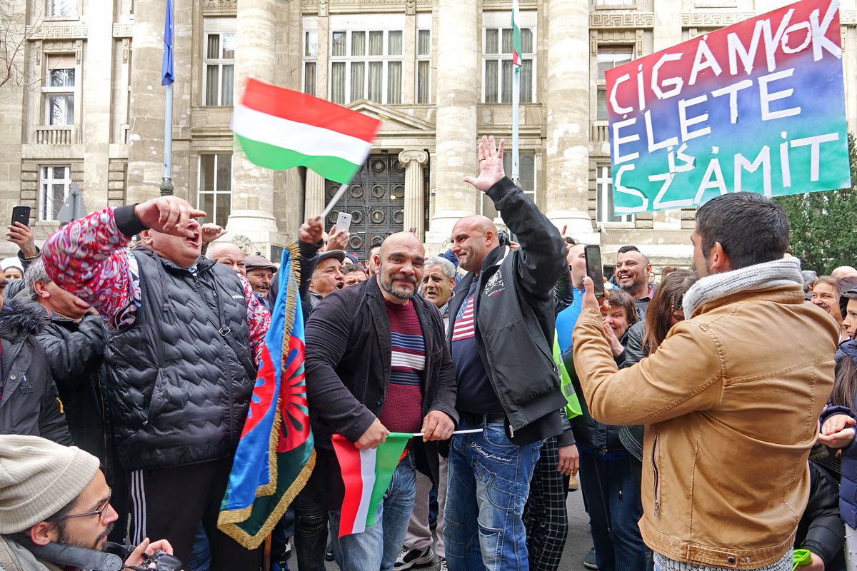 Fotó: MH/Katona László Fővárosi tüntetés februárban „Szabad bíróság! Szabad Gyöngyöspata!” jelszóval. Jól fizetett sorosista jogvédő aktivisták, szépen kereső „áldozatok”
