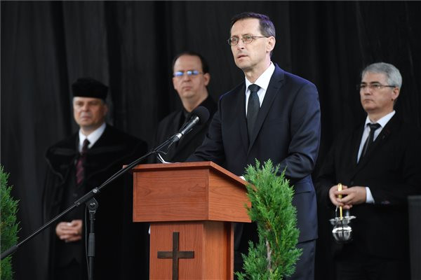 Varga Mihály pénzügyminiszter, a Fidesz országgyűlési képviselője búcsúbeszédet mond Dobos László búcsúztatásán