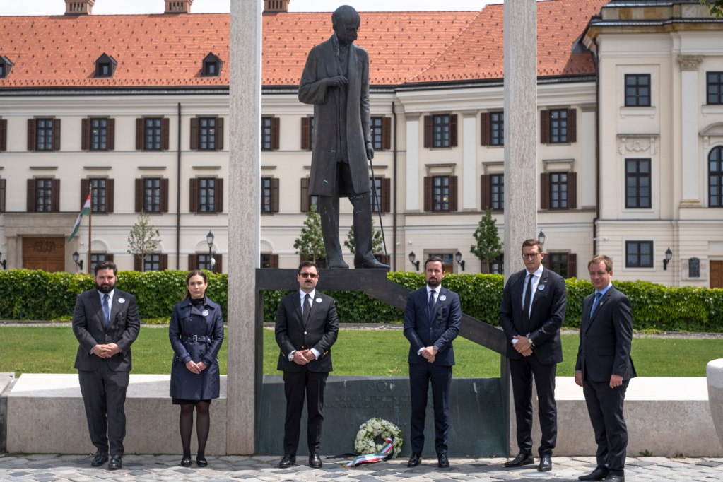 Koszorúzás a Bethlen-szobornál