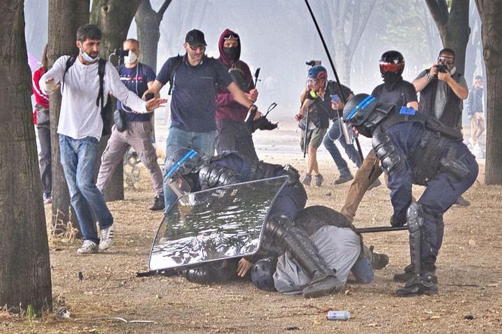 Fotó: AFP/Hans Lucas/Emmanuel Jacque Mélyponton a francia rendőrség