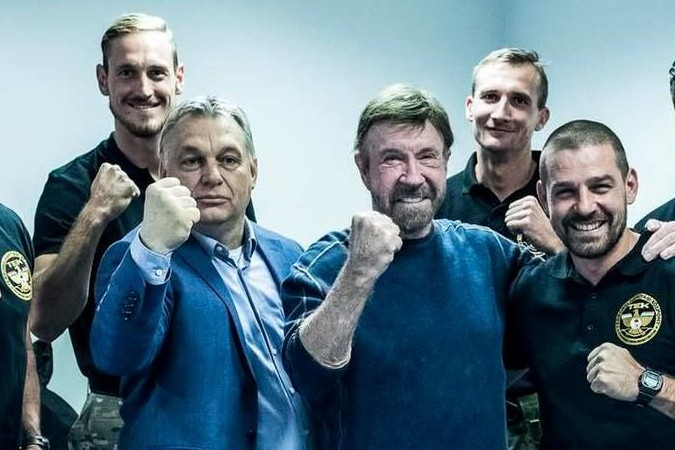 Fotó: Facebook Orbán Viktor születésnapi ajándékot küldött Chuck Norrisnak