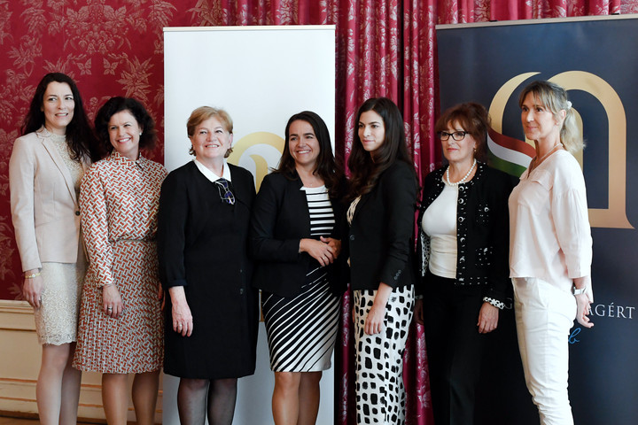 Csaknem ötszáz jelölés érkezett a Nők Magyarországért-díjra