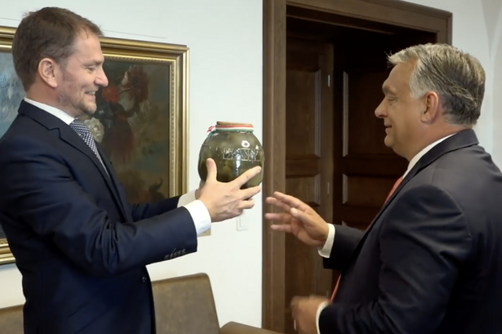 Bodzaszörpöt kapott uborkájáért Orbán Viktor