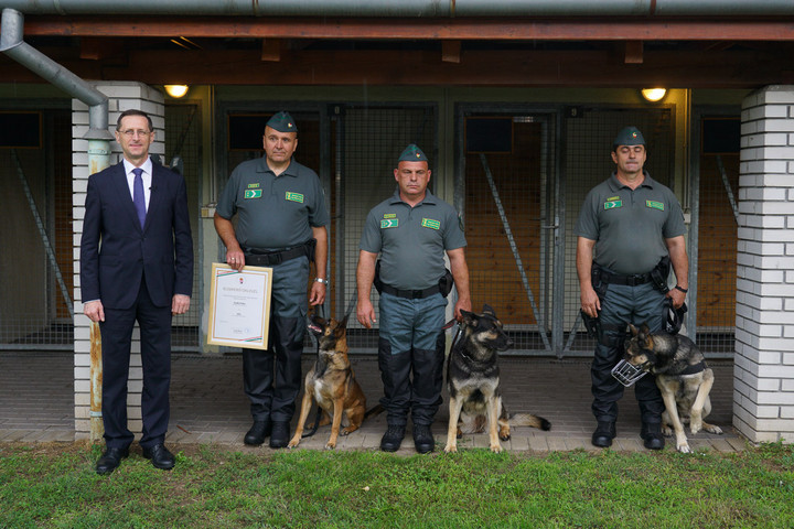 Szolgálati kutyákat díjazott Varga Mihály