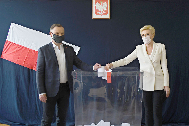Fotó: AFP/Artur Widak Megmozgatta a lengyeleket az elnökválasztás első fordulója