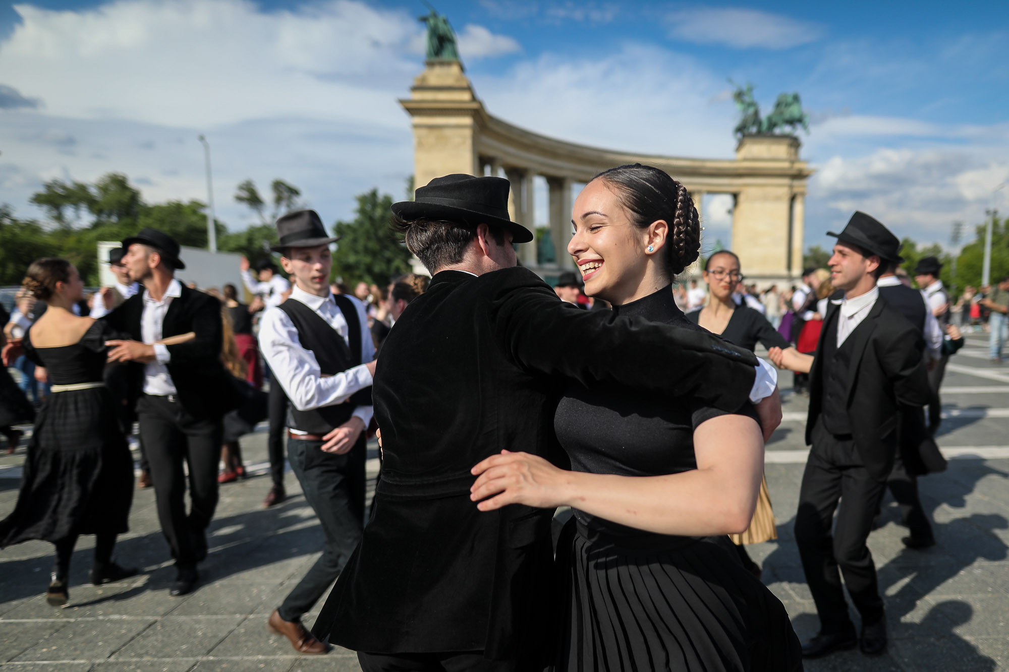 Néptáncosok a Hősök terén - Trianon 100