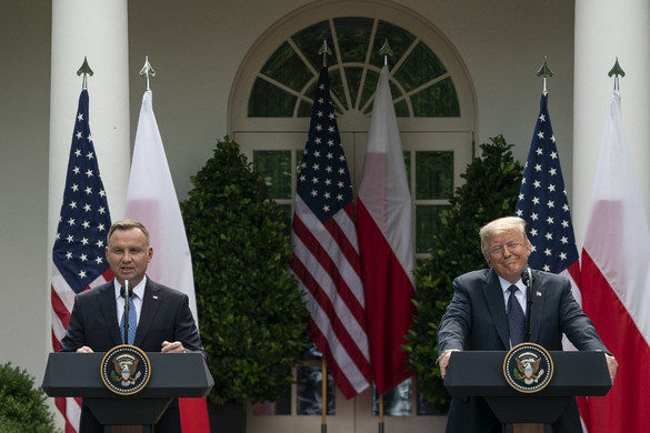 Trump védelmi együttműködési megállapodást ír alá Dudával