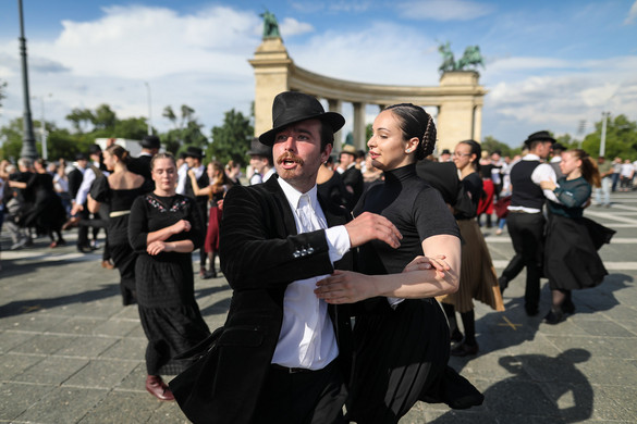 Száz néptáncos emlékezett a Trianon-évfordulóra a Hősök terén