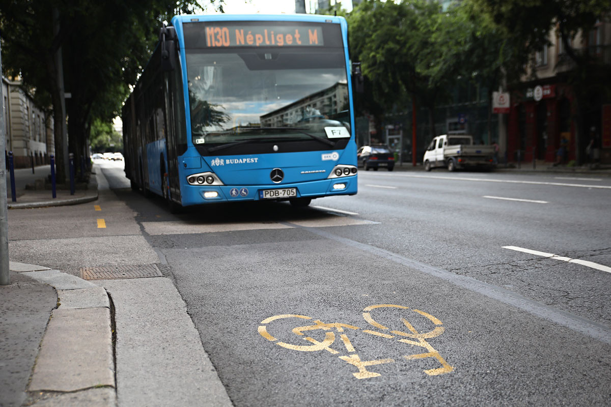 Buszok a biciklisávokban