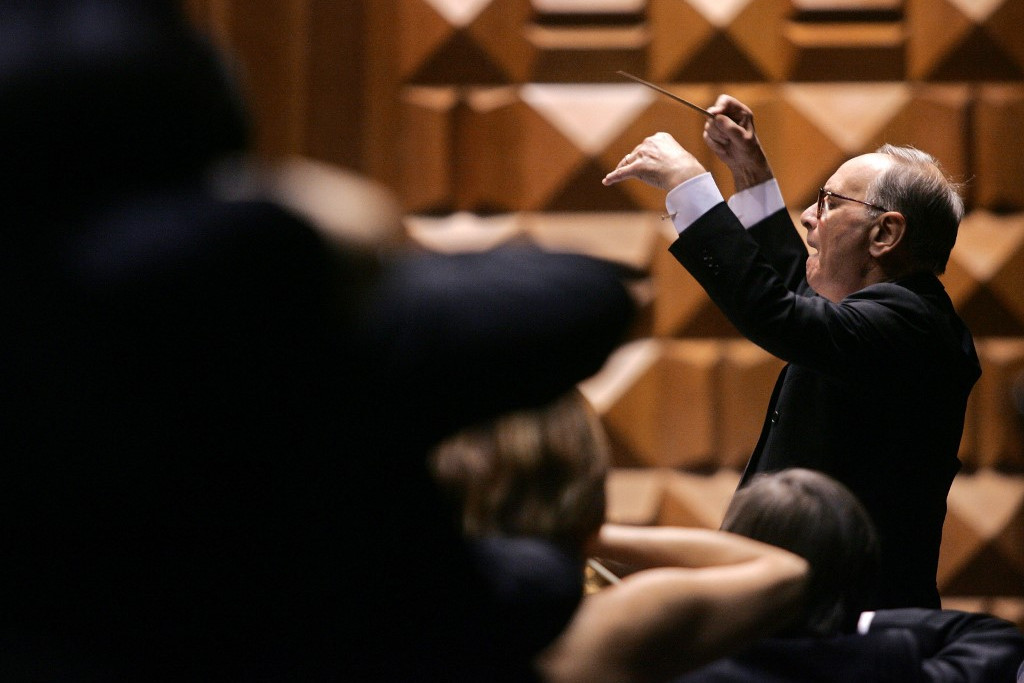 Fotó: GIULIO NAPOLITANO / AFP Ennio Morricone vezényel egy 2006-os fellépésen