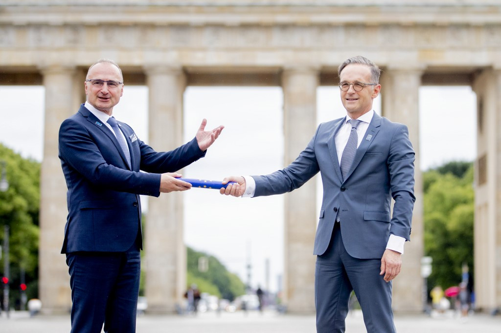 Fotó: AFP/DPA/Christoph Soeder Gordan Grlic Radman horvát külügyminiszter (balra) átadja a Soros elnökséget jelképező stafétát német kollégájának, Heiko Maasnak a berlini Brandenburgi kapunál