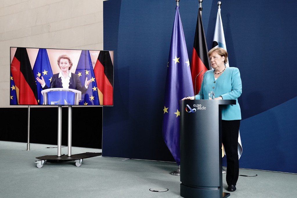 Von der Leyen Angela Merkel német kancellárral közösen tartott online sajtótájékoztatót