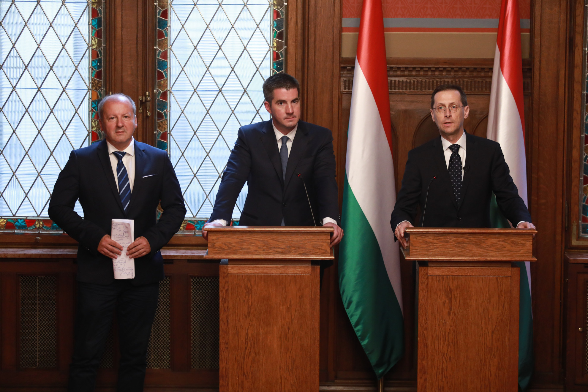 Fotó: MH/Bodnár Patrícia Simicskó István, Kocsis Máté és Varga Mihály (b-j) a költségvetés elfogadása után tartott budapesti sajtótájékoztatón