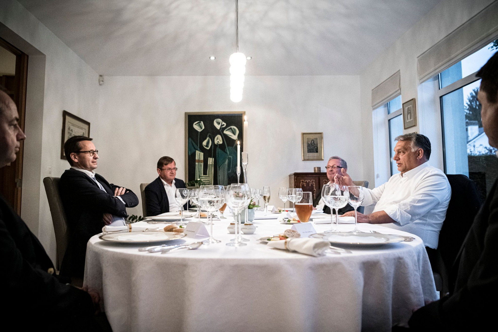 Fotó: MTI/Miniszterelnöki Sajtóiroda Orbán Viktor magyar (j) és Mateusz Morawiecki lengyel kormányfő (b) munkavacsorája az Európai Unió kétnapos brüszeli csúcstalálkozója előtt