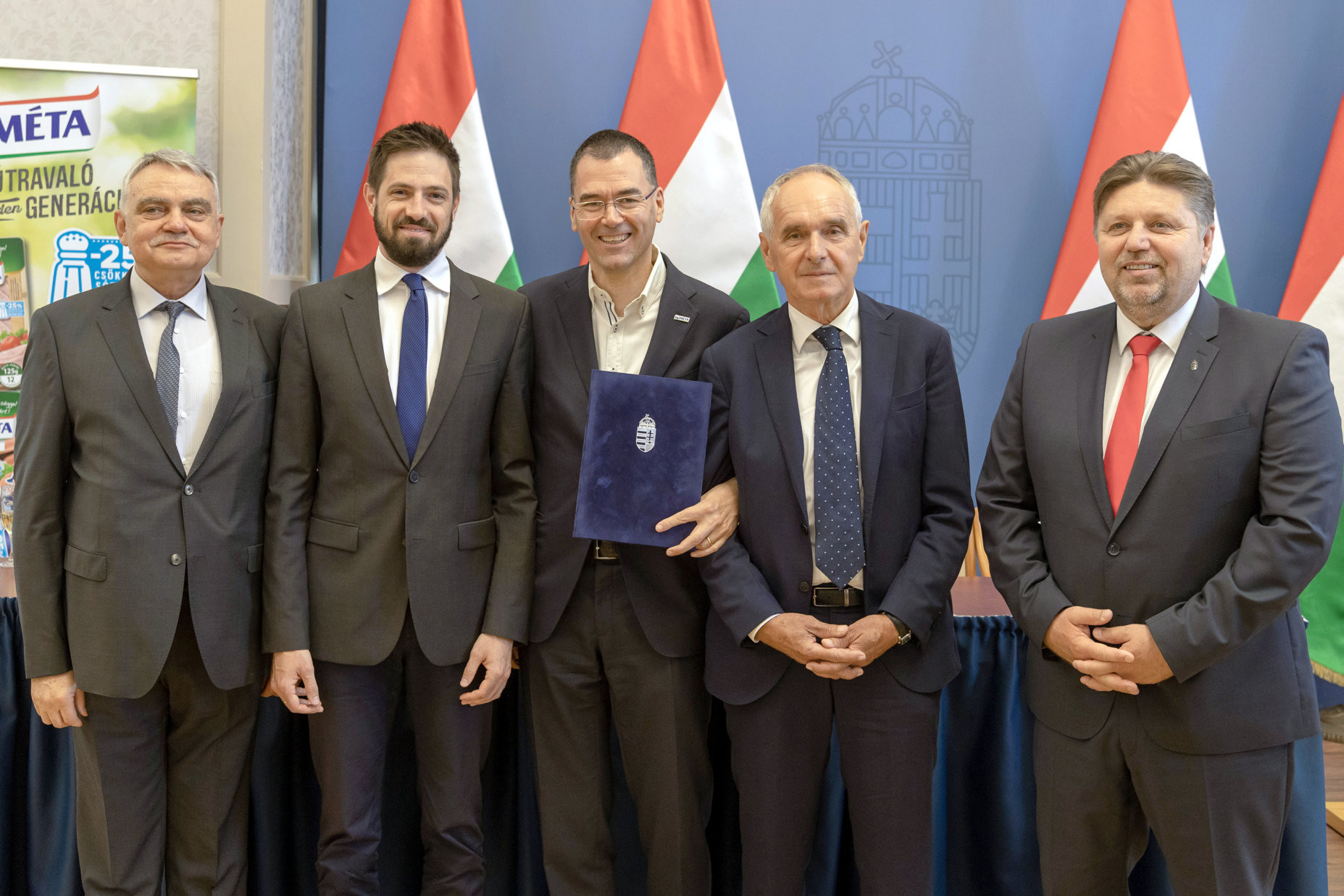 Fotó: MTI/KKM/Szilva Tamás Giacomo Pedranzini, a kaposvári Kométa 99 Élelmiszeripari Zrt. ügyvezető igazgatója (k) és helyettese, Prohászka Balázs (b), valamint Magyar Levente, a Külgazdasági és Külügyminisztérium parlamenti államtitkára (b2), Szita Károly (Fidesz-KDNP), Kaposvár polgármestere (j2) és Gelencsér Attila fideszes országgyűlési képviselő