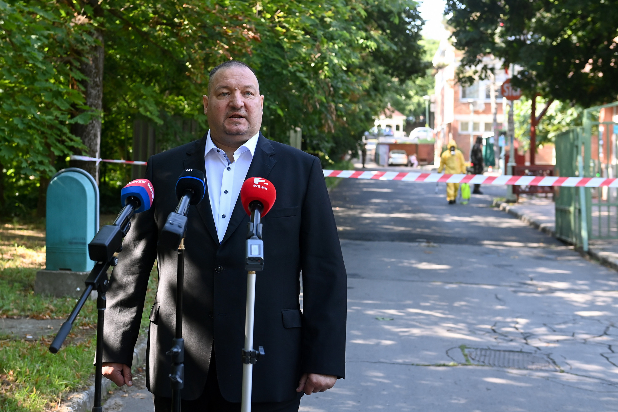 Fotó: MTI/Koszticsák Szilárd Németh Szilárd, a Honvédelmi Minisztérium parlamenti államtitkára sajtótájékoztatót tart a főváros által fenntartott XVII. kerületi Pesti úti idősotthon előtt 2020. július 20-án, amelyet ismét fertőtlenítenek a katonák