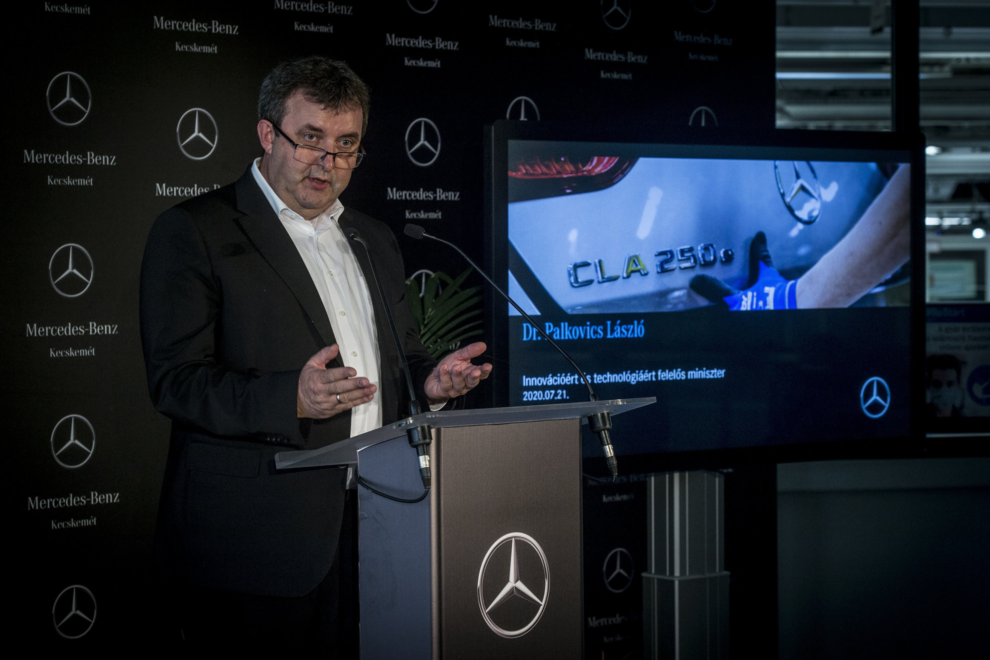 Palkovics László innovációs és technológiai miniszter beszédet mond a kecskeméti Mercedes-gyárban