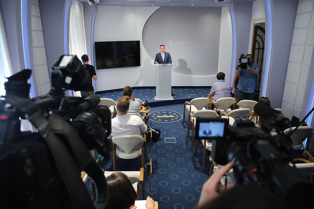 Fotó: MH/Purger Tamás Dömötör Csaba, a Miniszterelnöki Kabinetiroda parlamenti államtitkára sajtótájékoztatót tart 2020. 07. 28-án