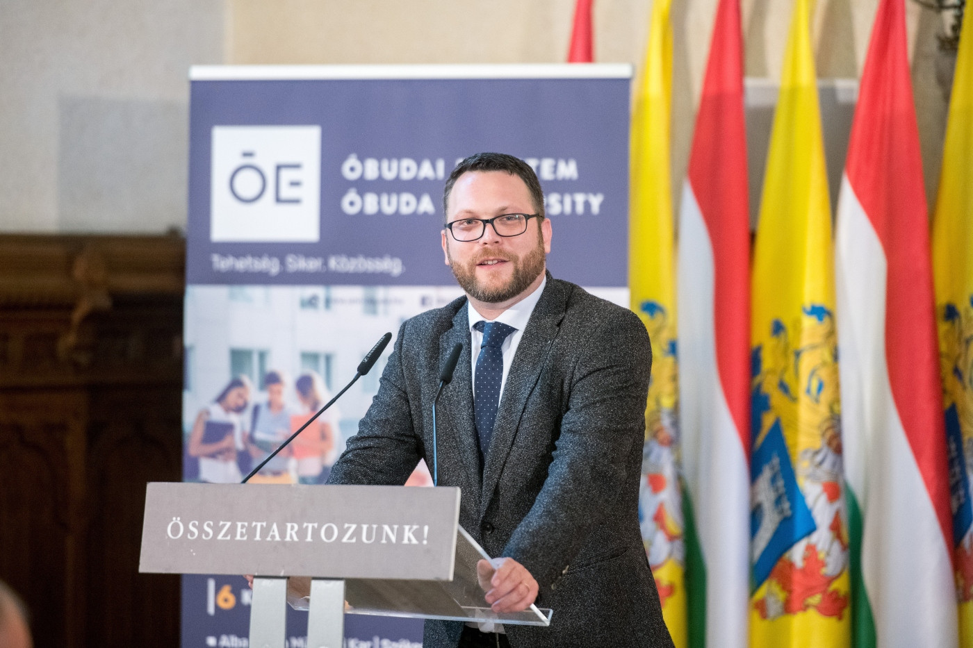 Schanda Tamás, az Innovációs és Technológiai Minisztérium parlamenti és stratégiai államtitkára beszédet mond a Kaposvári Egyetem és az Óbudai Egyetem közös villamosmérnök-képzéséről szóló szándéknyilatkozat aláírásán