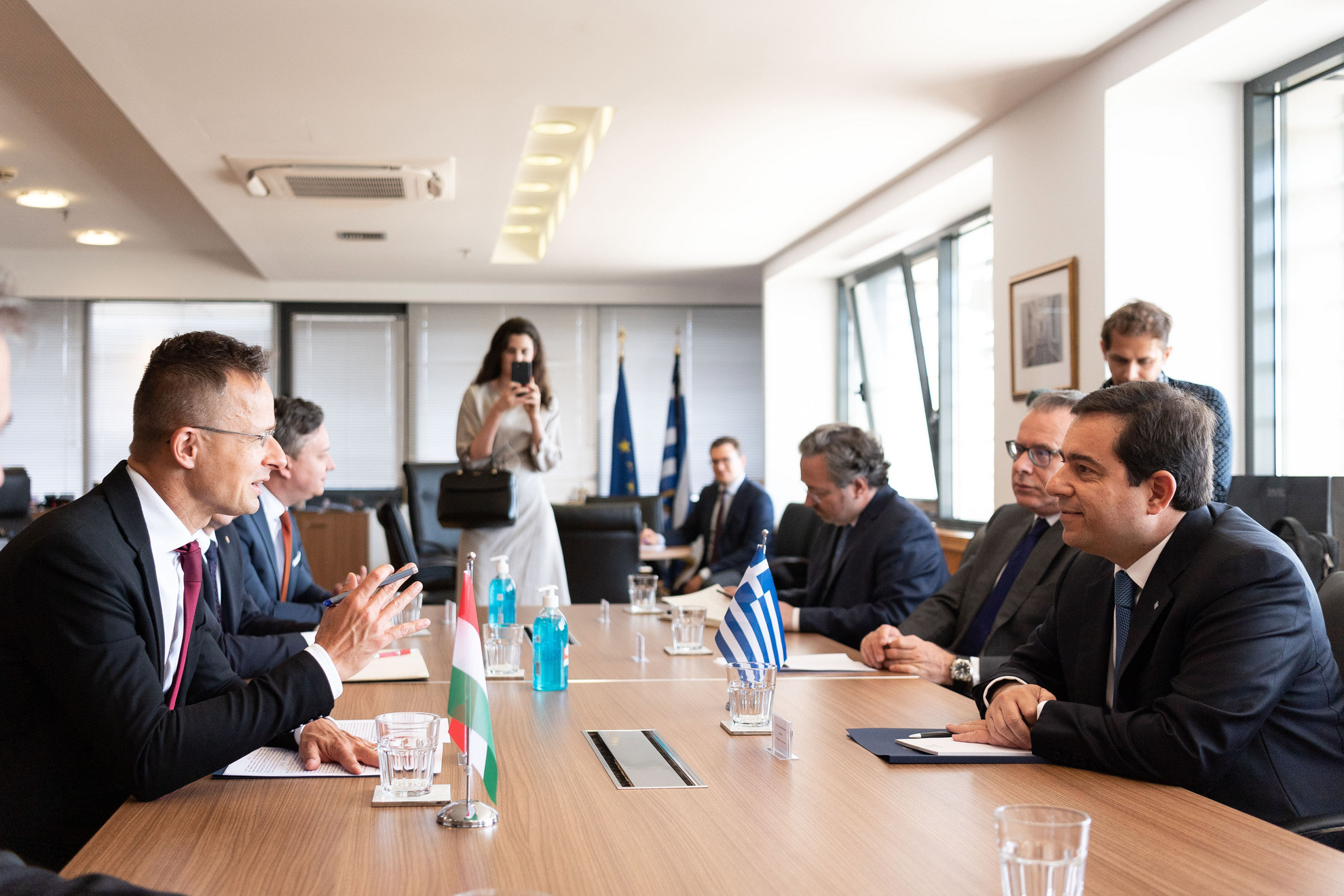 Fotó: MTI/KKM/Borsos Mátyás Szijjártó Péter külgazdasági és külügyminiszter (b) megbeszélést folytat Notisz Mitarikisz görög migráció- és menekültügyi miniszterrel a Migráció-és Menekültügyi Minisztériumban, Athénban 2020. július 9-én