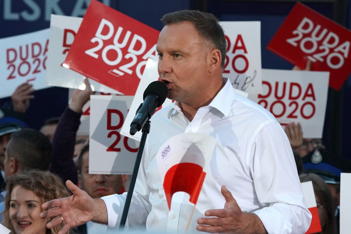 Fotó: AFP/JANEK SKARZYNSKI Német érdekeltségek is meg akarták akadályozni, hogy Duda legyen a lengyel elnök
