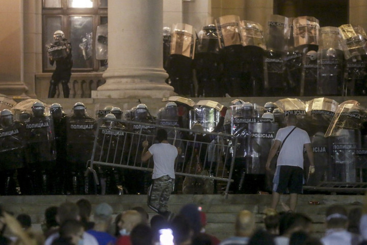 Belgrádban több százan próbáltak meg behatolni a parlament épületébe