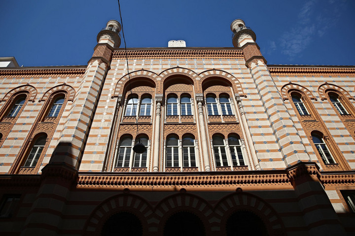 Négy budapesti fiatal vizelhette le a zsinagógát