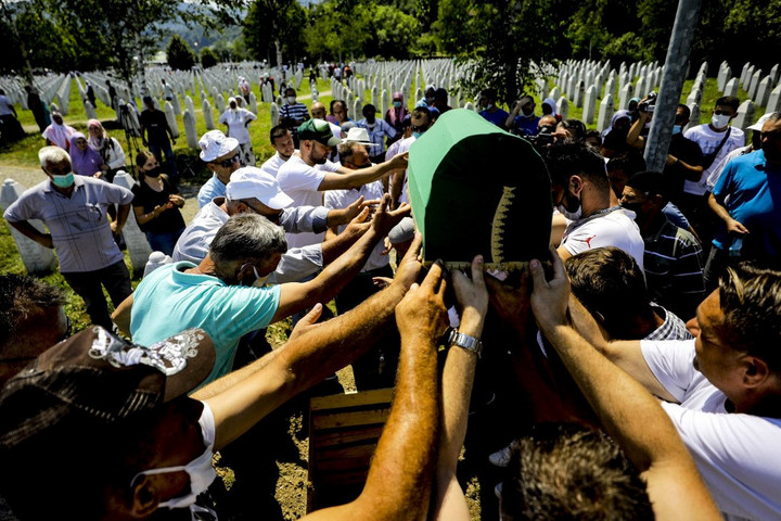 A huszonöt évvel ezelőtti mészárlásra emlékeztek Srebrenicában