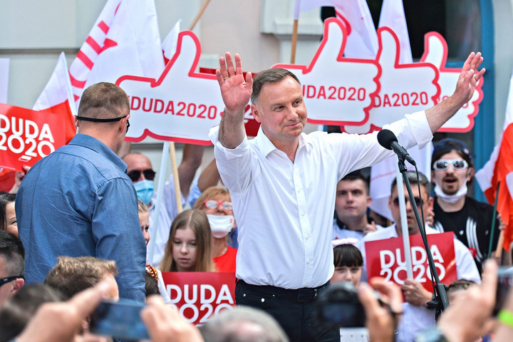 Andzej Duda két százalékos előnnyel nyerhet a lengyel elnökválasztáson