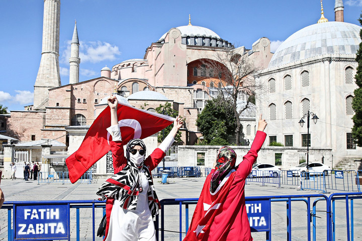 Fotó: AFP/Elif Ozturk Eldőlt: Erdoğan minden külföldi tiltakozás ellenére elrendelte az isztambuli Hagia Sophia visszaalakítását mecsetté