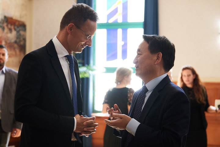 Fotó: Facebook/Szijjártó Péter „A koreai beruházások hozzájárulnak a magyar gazdaság gyors dimenzióváltásához”
