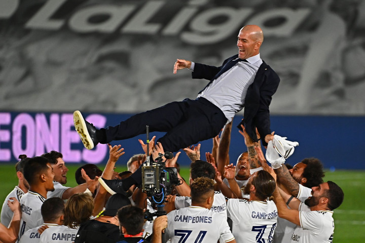 Fotó: AFP/Gabriel Bouys Zinédine Zidane repült