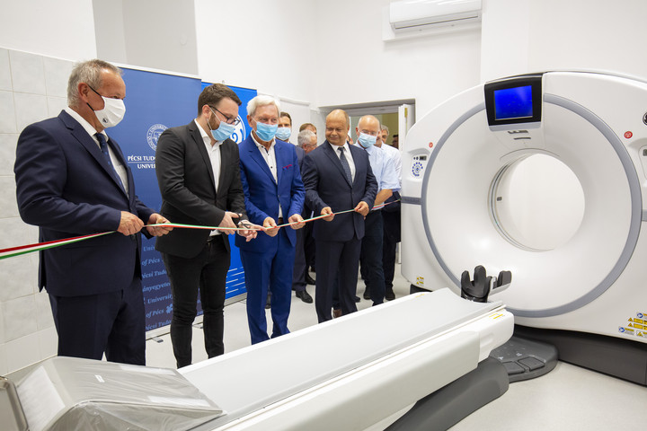Fotó: MTI/Varga György A vírus okozta elváltozást is kimutatni képes CT-t adtak át