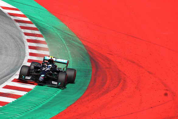 Bottasé a szezon első pole pozíciója