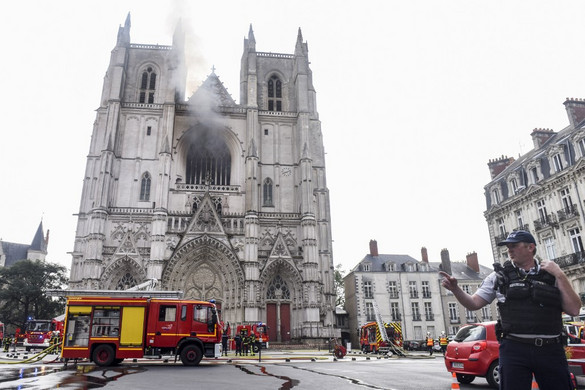 Tűz ütött ki a nantes-i székesegyházban