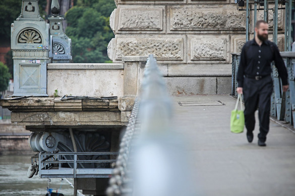 A kormány rálép a hídra, Karácsonyék helyben járnak