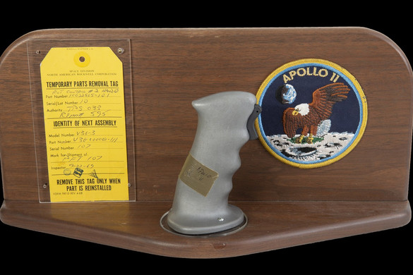 Neil Armstrong joystickje több mint 113 millió forintért kelt el