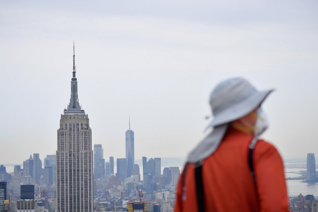 Fotó: Angela Weiss / AFP Nézelődő turista a New York-i Top of The Rock kilátóponton