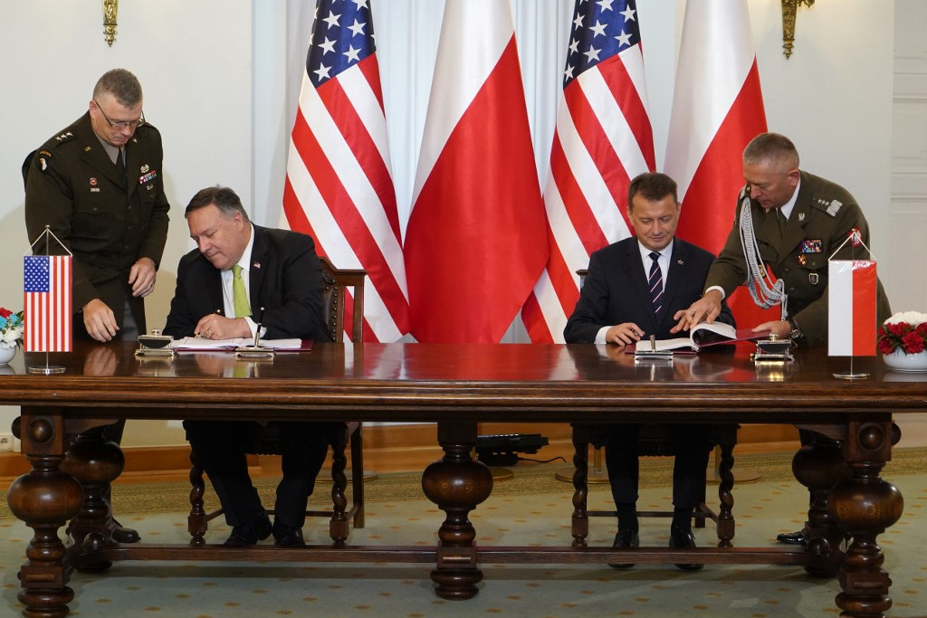 Fotó: JANEK SKARZYNSKI / AFP / POOL Mike Pompeo amerikai külügyiminiszter és Mariusz Blaszczak lengyel védelmi miniszter szombaton Varsóban aláírja a megerősített védelmi együttműködésről szóló szerződést