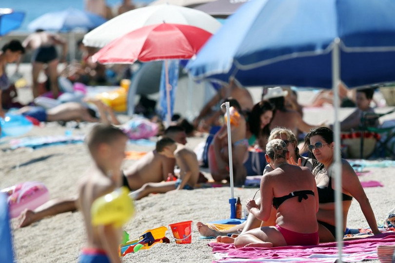 Strandolók a horvát tengerparton