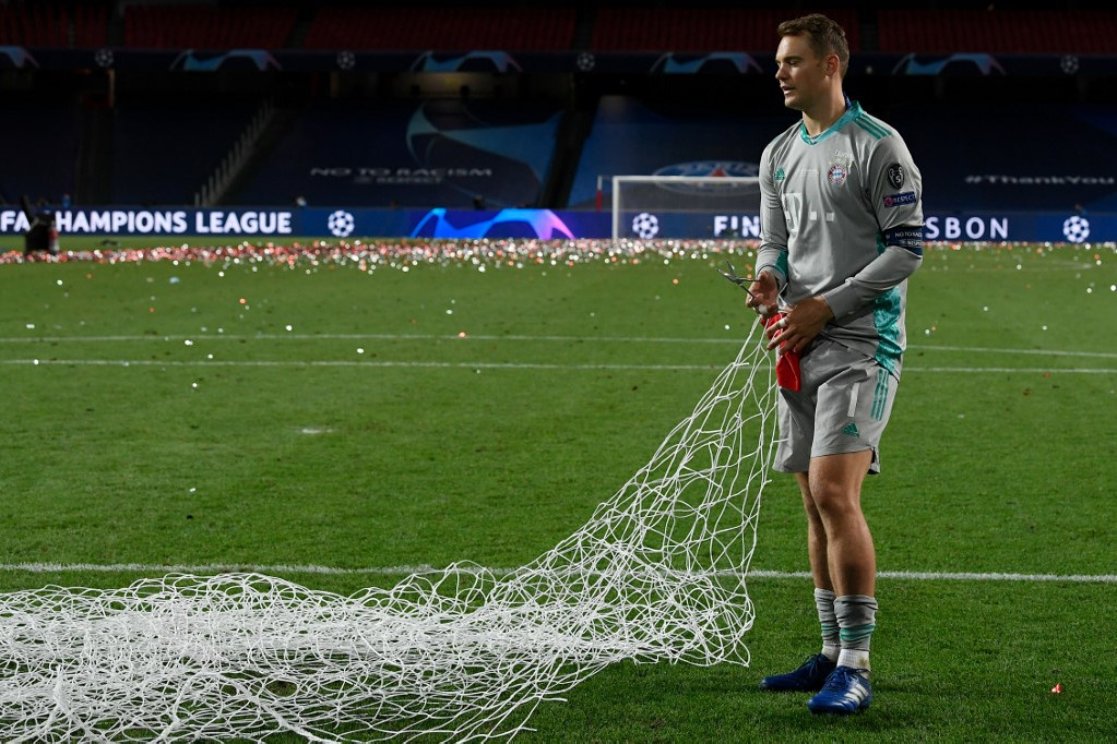 A remekül védő Neuer a háló egy részét is magával vitte a meccs után